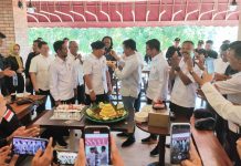 read news – Rudi Semangati Warga untuk Dukung Pembangunan Batam Walikota Batam HM Rudi, menyuapi kue ulang tahun kepada Pendiri Perpat Saparudin Muda, Selasa (22/11/2022) (Foto : muhammad amin - batamtv.com)