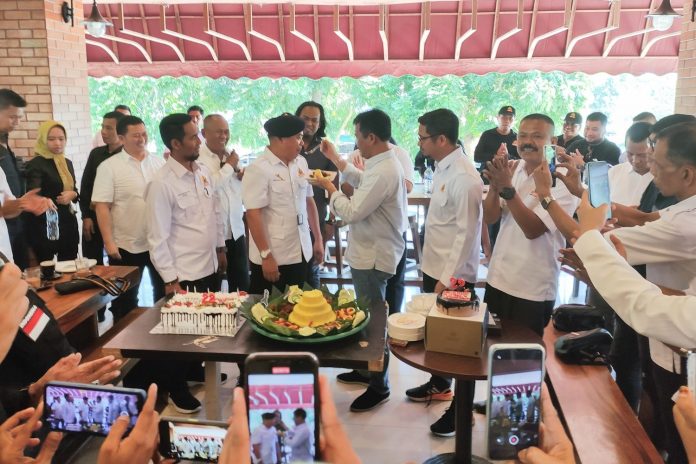 Walikota Batam HM Rudi, menyuapi kue ulang tahun kepada Pendiri Perpat Saparudin Muda, Selasa (22/11/2022) (Foto : muhammad amin - batamtv.com)