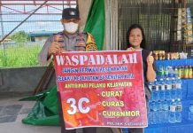 read news – Inilah Himbauan Polsek Sagulung atasi Gangguan Kamtibmas Bhabinkamtibmas Polsek Sagulung, Kelurahan Sei Pelunggut, Aipda Siswandi saat sambang ke warga memberikan himbauan peringatan keamanan, Jumat (18/11/2022) (Foto abyaqsa ra