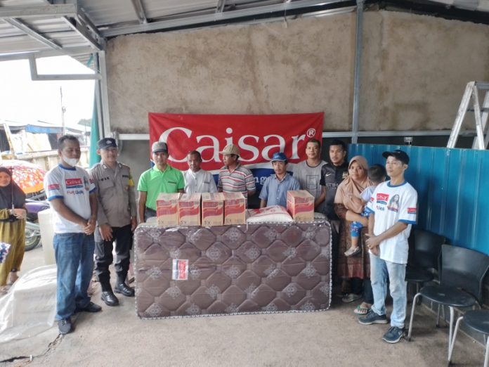 Pabrik Caisar Spring Bed di Kota Batam Provinsi Kepulauan Riau (Kepri) terpanggil untuk membantu korban kebakaran di Tanjungsengkuang. (Foto : muhammad amin-batamtv.com)