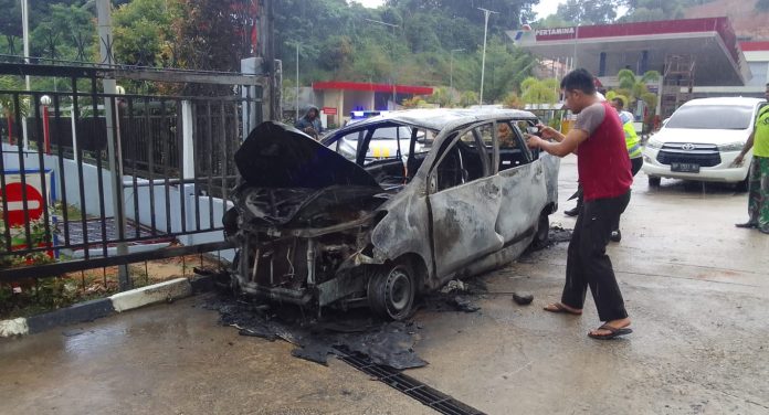 Inilah kondisi mobil Mobilio yang terbakar tiba tiba usai mengisi bahan bakar minyak di SPBU Mukakuning, Rabu (2/11/2022) siang. (Foto : muhammad amin - batamtv.com)