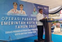 read news – Operasi Pasar Murah Terus Digesa di Batam Setdako Batam, Jefridin saat membuka opas di Bengkong , Selasa (1/11/2022). (Foto : abyaqsa ra - batamtv.com)