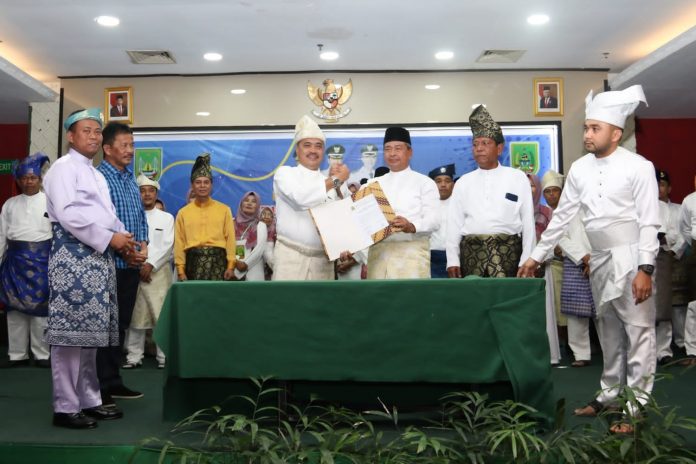 Walikota Batam , HM Rudi (ketiga dari kanan) saat pelantikan Pengurus IKROHIL Batam di Bengkong, Minggu (30/10/2022) pagi. (Foto : abyaqsa ra - batamtv.com)