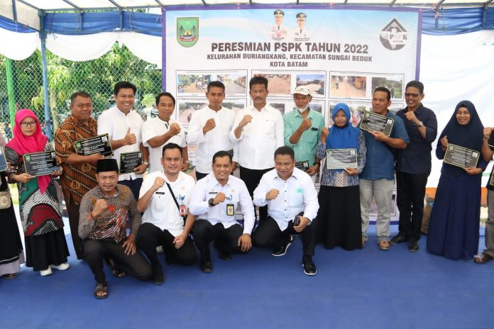 Walikota Batam, HM Rudi saat bersama warga saat Peresmian dan penyerahan sarana umum PSPK Kecamatan Seibeduk, Rabu ()2/11/2022) (Foto : muhammad amin - batamtv.com)