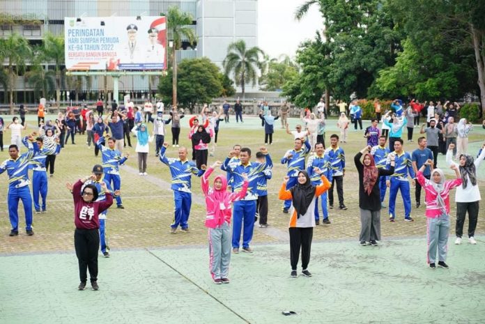 Ibu ibu ASN Pemko Batam tengah mengikuti senam bersama di Dataran Engku Putri Kantor Wali Kota Batam, Jumat (4/11/2022). (Foto :muhammad amin - batamtv.com)