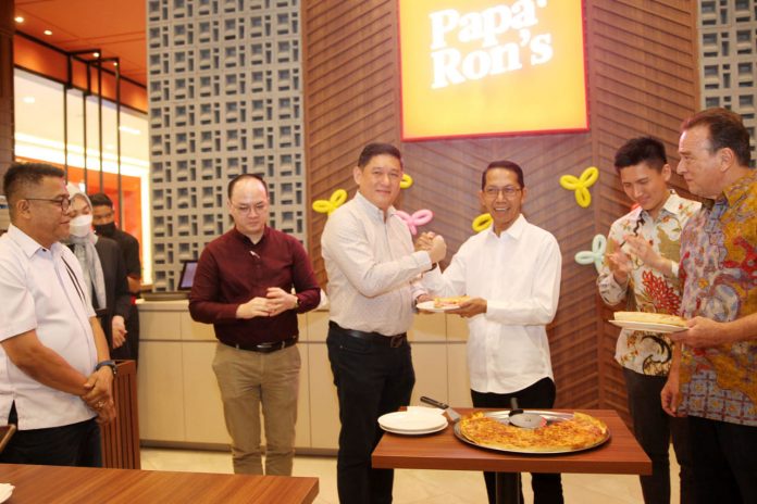 Wakil Walikota Batam Amsakar Achmad saat Grand Opening Restoran Paparons Pizza di One Batam Mall, Ground Floor, Selasa (2/11/2022). (Foto : abyaqsa ra - batamtv,com )