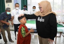 read news – Marlin Agustina Beri Semangat Anak-anak yang Dikhitan Wagub Kepri, Marlin Agustina saat memberi ucapan selamat kepada peserta khitanan yang baru saja dikhitan, Sabtu (5/11/2022) (Foto : muhammad amin - batamtv.com)
