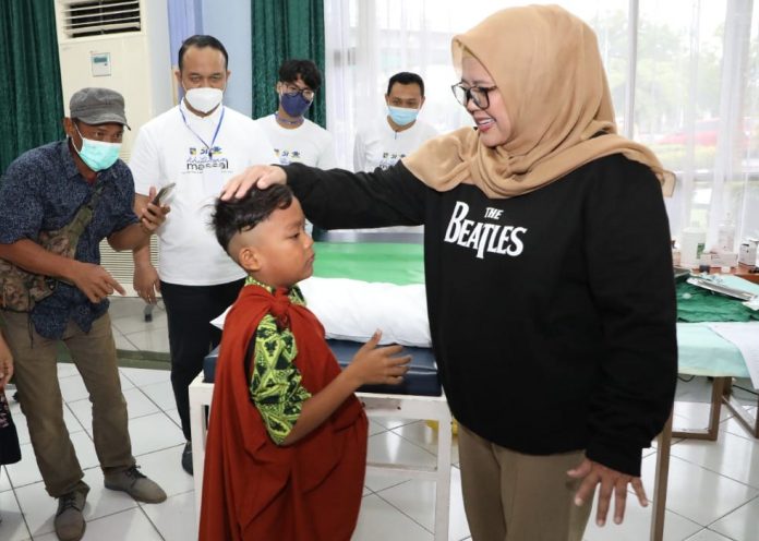 Wagub Kepri, Marlin Agustina saat memberi ucapan selamat kepada peserta khitanan yang baru saja dikhitan, Sabtu (5/11/2022) (Foto : muhammad amin - batamtv.com)