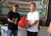 read news – Managemen Ferry Terminal Harbour Bay Sumbang Sembako ke Warga Penyerahan sembako dilakukan secara simbolis oleh Manager Operasional Harbour Bay Ferry Terminal, Sugiarto (kanan) . Sembako ini langsung diserahkan ke warga sekitar yang membutuhkan. (Foto : muhammad amin - batamtv.com)