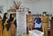 read news- Kadis Pusip Drs Samudin Sambangi Dua SMP Batam Samudin melaksanakan kunjungan dan monitoring ke Perpustakaan SMP Maitreyawira dan SMPN 6 Batam. (foto : Muhammad Amin - batamtv.com)