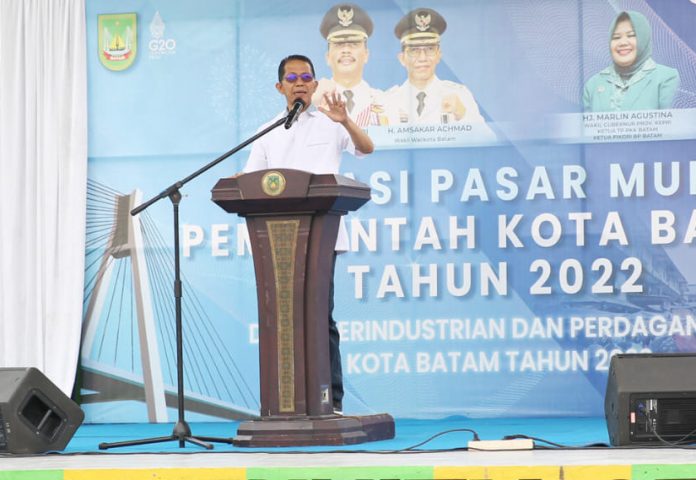 Wakil Walikota Batam, Amsakar Achmad mengatakan kegiatan Pemko Batam mengadakan pasar murah, untuk menekan laju inflasi. (Foto : abyaqsa ra - batamtv.com)