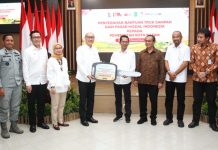 read news – Pasar Modal Indonesia Beri Bantuan Mobil ke Pemko Batam Wakil Walikota Batam, Amsakar Achmad menerima bantuan simbolis kunci truk angkutan sampah dari Pasar Modal Indonesia, Senin (7/11/2022), (Foto : muhammad amin - batamtv.com)