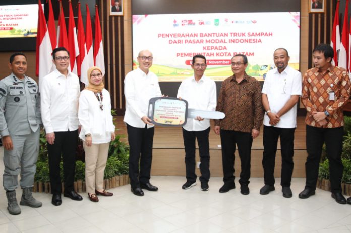 Wakil Walikota Batam, Amsakar Achmad menerima bantuan simbolis kunci truk angkutan sampah dari Pasar Modal Indonesia, Senin (7/11/2022), (Foto : muhammad amin - batamtv.com)