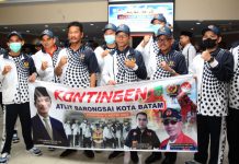 read news – Kontingen Batam Dominasi Perolehan Medali di Porprov V Kepri Kontingen Batam saat pelepasan menuju Porprov V Bintan . Posisi Juara Umum sepertinya sudah didepan mata melihat banayknya perolehan medali. (Foto : muhammad amin - batamtv.com)