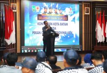 read news – 156 Medali Emas Hantar Batam Juara Umum Porprov V Kepri Wakil Walikota Batam, Amsakar Achmad saat menyambut kedatangan Kontingen Kota Batam, Minggu( 13/11/2022) yang berhasil kelurag sebagai Juara Umum Porprov V Kepri (Foto : muhammad amin)