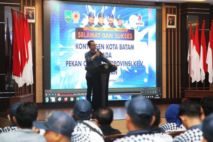 Wakil Walikota Batam, Amsakar Achmad saat menyambut kedatangan Kontingen Kota Batam, Minggu( 13/11/2022) yang berhasil kelurag sebagai Juara Umum Porprov V Kepri (Foto : muhammad amin)