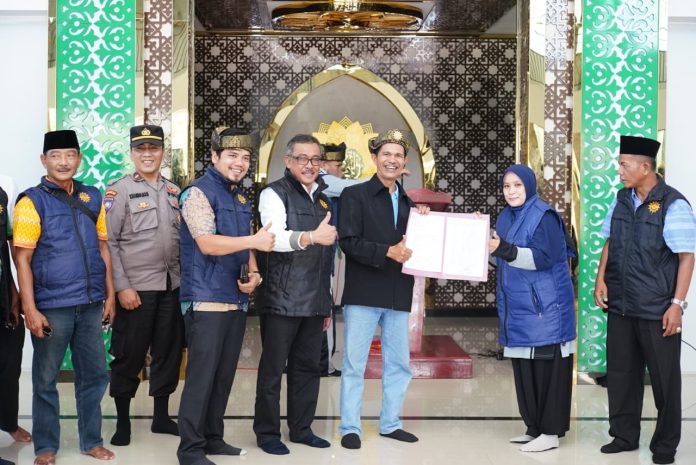 Setdako Batam, Jefridin Hamid (tengah) berpesan kepada anggota Muhamadiyah yang ke Solo untuk menjaga nama Batam di luar. (Foto muhammad amin - batamtv.com)