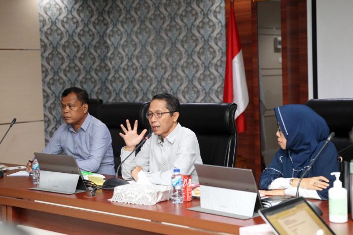 Wakil Walikota Batam , Amsakar Achmad (tengah) saat membuka Rapat Koordinasi Tim Penanganan Konflik Sosial (PKS) Kota Batam di Ruang Rapat Hang Nadim Kantor Walikota Batam, Selasa (22/11/2022). (Foto : muhammad amin - batamtv.com)