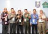 read news – Jefridin: Pemko Batam Miliki Strategi Penanganan Penyakit Mulut dan Kuku pada Hewan Ternak Sekretaris Daerah (Sekda) Kota Batam, Jefridin Hamid Selaku Ketua Satgas PMK Kota Batam Pemerintah Kota (Pemko) Batam menyebut Pemko Batam telah melakukan upaya pencegahan PMK. (Foto : muhammad amin - batamtv.com)