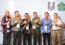 read news – Jefridin: Pemko Batam Miliki Strategi Penanganan Penyakit Mulut dan Kuku pada Hewan Ternak Sekretaris Daerah (Sekda) Kota Batam, Jefridin Hamid Selaku Ketua Satgas PMK Kota Batam Pemerintah Kota (Pemko) Batam menyebut Pemko Batam telah melakukan upaya pencegahan PMK. (Foto : muhammad amin - batamtv.com)