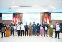 read news – Pengembangan Saran Seni Budaya Bisa Tingkatkan Daya Tarik Wisman Sekretaris Daerah (Sekda) Kota Batam, Jefridin saat menyerahkan bantuan alat musik Melayu dari Dinas Kebudayaan dan Pariwisata (Disbudpar) Kota Batam, Selasa (29/11/2022) . Alat musik itu diserahkan kepada pengurus dari tujuh yayasan seni di Kota Batam untuk dikembangkan demi menarik minat pariwisata di Kota Batam. (Foto : Muhammad Amin - batamtv.com)