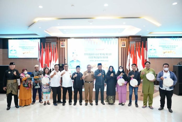 Sekretaris Daerah (Sekda) Kota Batam, Jefridin saat menyerahkan bantuan alat musik Melayu dari Dinas Kebudayaan dan Pariwisata (Disbudpar) Kota Batam, Selasa (29/11/2022) . Alat musik itu diserahkan kepada pengurus dari tujuh yayasan seni di Kota Batam untuk dikembangkan demi menarik minat pariwisata di Kota Batam. (Foto : Muhammad Amin - batamtv.com) Sekretaris Daerah (Sekda) Kota Batam, Jefridin saat menyerahkan bantuan alat musik Melayu dari Dinas Kebudayaan dan Pariwisata (Disbudpar) Kota Batam, Selasa (29/11/2022) . Alat musik itu diserahkan kepada pengurus dari tujuh yayasan seni di Kota Batam untuk dikembangkan demi menarik minat pariwisata di Kota Batam. (Foto : Muhammad Amin - batamtv.com)
