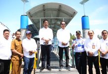 read news – Batam Miliki Ponton Penyeberangan ke Pulau Wisata di Hinterland Wali Kota Batam Muhammad Rudi (tengah /kiri) bersama Wakil Walikota Amsakar Achmad (tengah/kanan) saat meninjau proyek pembangunan ponton Dermaga di lokasi pelabuhan Sekupang dan Belakangpadang, Senin (28/11/2022). HM Rudi mengatakan selain menjadi akses penyeberangan penting bagi warga yang ingin menyeberang ke daerah hinterland, ponton ini juga menjadi akses lain menuju objek wisata di kawasan hinterland seperti pulau Belakangpadang, Pulau Guci, Pulau Nirup, Pulau Lumut dan pulau lain-lain.
