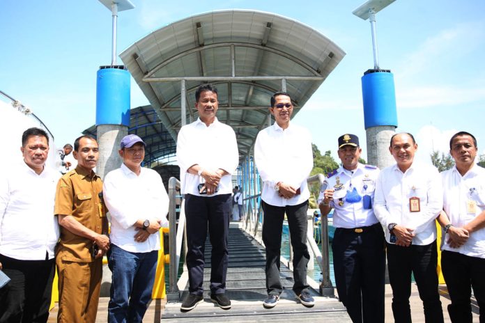 Wali Kota Batam Muhammad Rudi (tengah /kiri)  bersama Wakil Walikota Amsakar Achmad (tengah/kanan) saat meninjau  proyek pembangunan ponton Dermaga di lokasi pelabuhan Sekupang dan Belakangpadang, Senin (28/11/2022). HM Rudi mengatakan selain menjadi akses penyeberangan penting bagi warga yang ingin menyeberang ke daerah hinterland,  ponton ini juga menjadi akses lain menuju objek wisata di kawasan hinterland seperti pulau Belakangpadang, Pulau Guci, Pulau Nirup, Pulau Lumut dan pulau lain-lain.