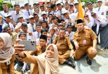 read news- Gubernur Kepri Beri Motivasi ke Siswa SMKN 7 Batam Gubernur Kepri Ansar Ahmad, (seragam cokelat sebelah kiri) saat bersama siswa siswi SMKN 7 Batam, Senin (14/11). (Foto : abyaqsa ra - batamtv.com)