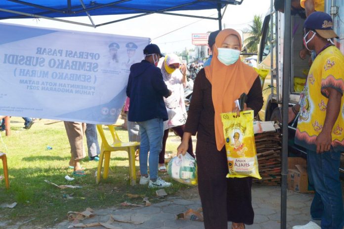 Operasi Pasar gelaran Tim TPID Kota Batam di Tiban Kamis , (03/11/2022) dinilai mampu menekal]n laju inflasi di Batam . (Foto - muhammad amin - batamtv.com)