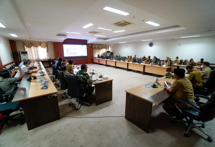 Rapat Persiapan (Rakor) Pelaksanaan Vaksin Booster pada bulan Desember 2022 dipimpin langsung Sekretaris Daerah Provinsi Kepulauan Riau Adi Prihantara di Ruang Rapat Utama Lantai 4, Kantor Gubernur, Dompak, Senin (31/10).