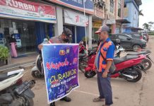 read news – Banyak kasus Pencurian Motor, Warga Batuaji Tingkatkan Kewaspadaan Bhabinkamtibmas Polsek Batu Aji, Kelurahan Buliang, Briptu Miftakhul Ikhsan (memegang spanduk) , melaksanakan kegiatan sambang kepada warganya dan memasang spanduk peringatan kewaspadaan. (Foto : muhammad amin - batamtv.com).