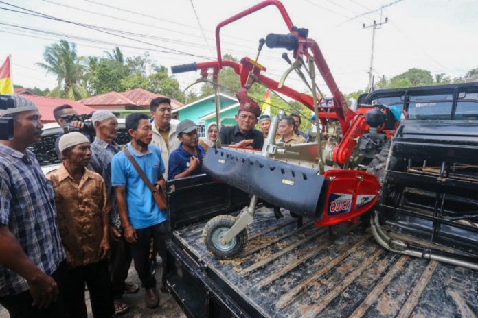 Gubernur Ansar  menyerahkan bantuan sarana dan prasarana pertanian kepada Kelompok Tani (Poktan) dan Kelompok Wanita Tani (KWT) Kabupaten Bintan, Senin (/11/2022) di Bintan. (Foto - dwi susilo - batamtv.com)