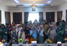 read news – Kegembiraan Lansia di Dua Desa Bintan Mendapatkan Bantuan Paket Susu Ketua Tim Penggerak PKK Propinsi Kepri, Dewi Kumalasari Ansar saat menyambangi lansia di Kabupaten Bintan , Selasa (8/11/2022) (Foto : dwi susilo - batamtv.com)