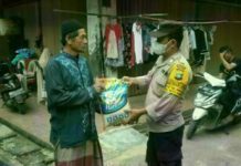 read news – Warga Kurang Mampu di Sei Jodoh Dapat Bantuan Beras Bhabinkamtibmas Jodoh, Aipda Rio Tanjung (kanan) perwakilan dari Polske Batuampar membagikan sembako berupa beras ke warga Sei Jodoh, Jumat (25/11/2022) (Foto : muhammad amin - batamtv.com)