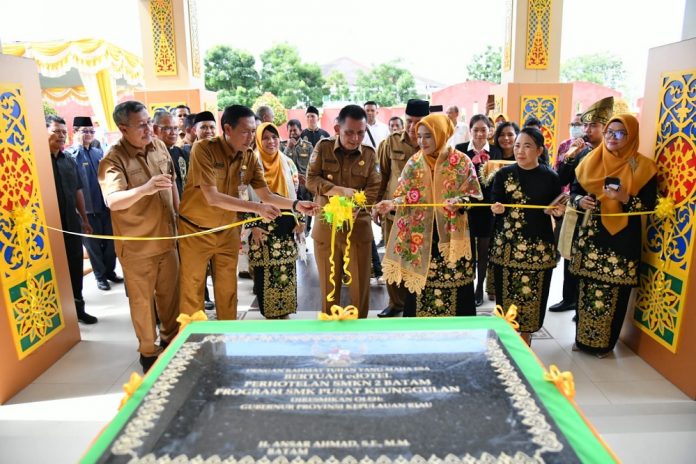 Gubernur Kepri, Ansar Ahmad melakukan Peresmian Edotel atau Education Hotel SMK N 2 Batam, Senin (14/11/2022) (Foto : abyaqsa ra - batamtv.com)