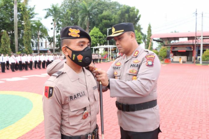 KApolres Karimun, AKBP Tony Pantano saat membuka Apel latihan kerja (Latja) Diktuba Polri SPN Polda Kepri di Polres Karimun , Senin (07/11/22). (Foto : dwi susilo - batamtv.com)