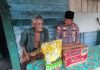 read news – Kapolsek Gunung Kijang Sambangi Lansia Kapolsek Gunung Kijang Iptu Sugiono menyambangi seorang langsia di Jalan Raya Kawal Rt 014 Rw 005 Kelurahan Toapaya Asri, Jum’at (11/11) siang. (Foto : dwi susilo - batamtv.com)