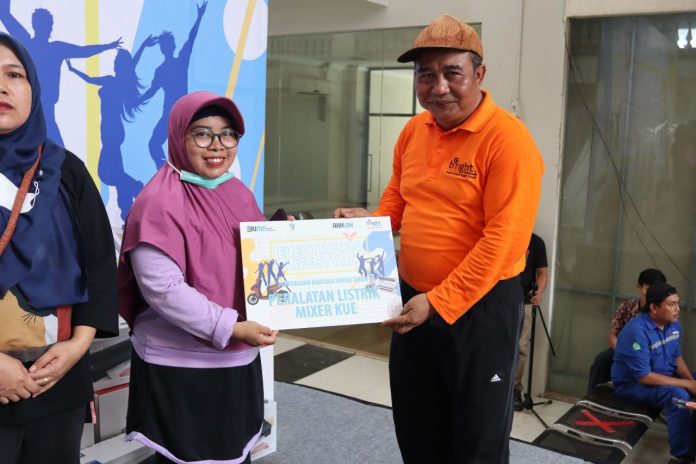 PT Pelayanan Listrik Nasional (PLN) Batam menggelar Senam Sehat Electrizen Lifestyle 2022 bersama pelanggan di Kantor Unit Business Services, Superblock Imperium, Batam Center pada Jumat pagi, 18 November 2022. Tampak Dirut PT PLN Batam Muhammad Irwansyah Saputra (kanan) menyerahkan bantuan alat listrik kepada pelaku UMKM program CSR PT PLN Batam usai senam sehat. (foto: rahyudo lumaksono-batamtv.com)
