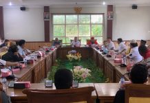 read news – Warga Batuampar Bawa Persoalan CSR ke RDP DPRD Batam Capt. Luther Jansen M.Mar. MM Ketua Komisi IV memimpin RDP didampingi H. Sumali dan Boby Alexander Anggota DPRD Kota Batam. (Foto : muhammad amin - batamtv.com)