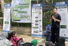 read news – Tiga Dosen Turun ke Bintan Beri Pengarahan Wisata Edukasi Dosen Universitas Maritim Raja Ali Haji (UMRAH) Tanjungpinang, Henky Irawan (berdiri) selaku Ketua Tim dari tiga dosen yang turun lapangan dalam rangka kegiatan pengabdian kepada masyarakat memberikan pemahaman kepada warga, Selasa (29/11/2022). Henky menyampaikan terkait pengembangan kegiatan budidaya mangrove di Kabupaten Bintan, Provinsi Kepulauan Riau. (Foto : Dwi Susilo - batamtv.com)