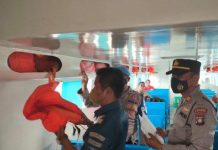 read news – Waspadai Cuaca Buruk, Sering Terjadi Pancaroba antara Oktober hingga Februari Kapolsek Buru Iptu Andre Yusri, (kanan) tengah kelengkapan alat keselamatan jacket pelampung. Iptu Andre bersama KSOP Kecamatan Buru Burhanuddin didampingi oleh Dishub Kecamatan Buru beserta agen pelayaran, melaksanakan pemeriksaan dokumen kapal dan surat ijin berlayar kapal yang dikeluarkan oleh Kantor Syahbandar Otoritas Pelabuhan (KSOP) Karimun. (Foto : Dwi Susilo - batamtv.com)
