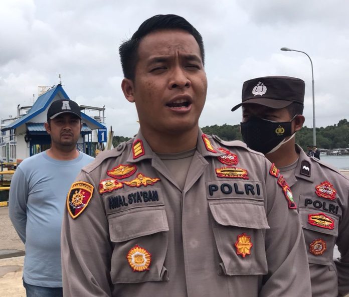 Kapolsek KKP, AKP Awal Syahban mengingatkan akan potensi bahaya cuaca buruk yng mengancam keselwmatan penumpang kapal. Untuk itu  AKP Awal Syaban mengingatkan kepada para kru kapal untuk berhati hati, Selasa (29/11/2022). (Foto Muhammad Amin - batamtv.com)