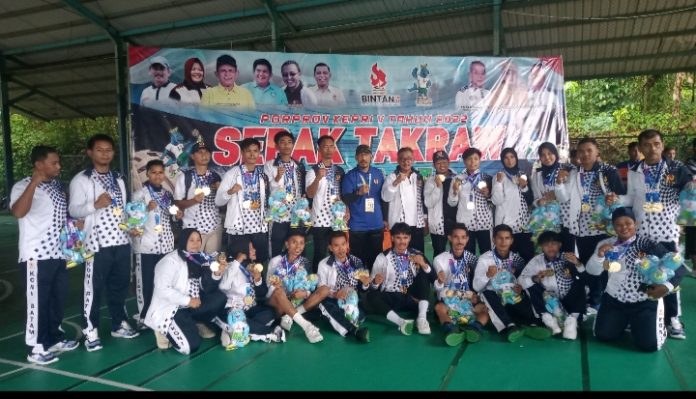 Inilah tim takraw asal Batam dibawah pimpinan Jefridin Hamid selaku Ketua PSTI Kota Batam. (Foto : dwi susilo - batamtv.com)