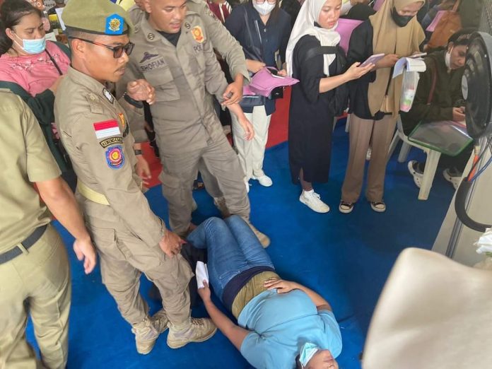 Karena berdesak-desakan saat antre, puluhan pencaker di Job Fair SP Plaza banyak pingsa, Senin (7/11/2022). (Foto : muhammad amin - batamtv.com)