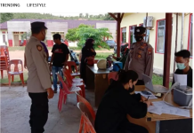 read news – Warga Kecamatan Galang bisa Ikuti Vaksinasi di Mapolsek Situasi pengamanan saat Polsek Galang menggelar vaksinasi di Kecamatan Galang, Rabu (23/11/2022) mulai pada pukul 09.00 WIB. (Foto : muhammad amin - batamtv.com)