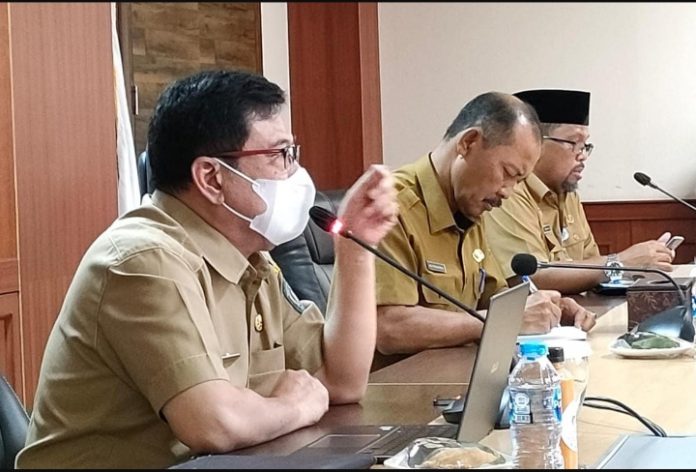Wakil SatgasCovid 19 Tjetjep Yudina mengingtkn kembali warga Kepri untuk mewaspadai virus varin baru. (foto : Dwi susilo - batamtv.com)