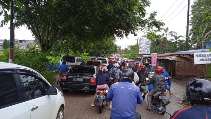 Seperti inilah kemacetan luar biasa di Jalan S Parman Simpang GMP Selasa (1/11/2022) pagi . (Foto: abyaqsa - ra - batamtv.com) Seperti inilah kemacetan luar biasa di Jalan S Parman Simpang GMP Selasa (1/11/2022) pagi . (Foto: abyaqsa - ra - batamtv.com)