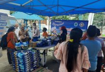 read news – Tekan Laju Inflasi, Pemko Batam Gelar Opeasi Pasar Murah Pemko Batam menggelar Pasar Murah di Fasilitas Umum Pelita Indah RW 002 Kelurahan Kampung Pelita, Kecamatan Lubuk Baja, Kota Batam pada, Senin (31/10/2022). (Foto :muhammad amin - nbatamtv.com)