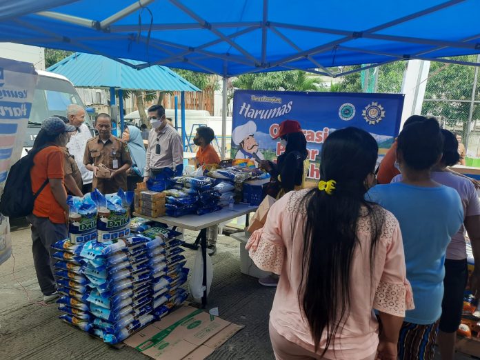 Pemko Batam menggelar Pasar Murah di Fasilitas Umum Pelita Indah RW 002 Kelurahan Kampung Pelita, Kecamatan Lubuk Baja, Kota Batam pada, Senin (31/10/2022). (Foto :muhammad amin - nbatamtv.com)